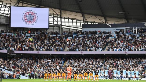 Manchester City ve Leeds oyuncuları Cumartesi günü Etihad Stadı'nda milli marşı söylüyorlar.
