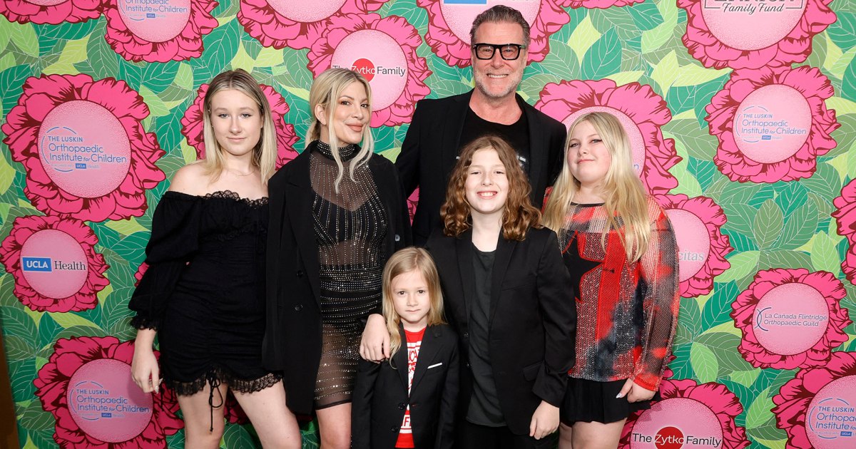 Tori Spelling, Dean McDermott Galada Çocuklarla Poz Verdi: Fotoğraflar