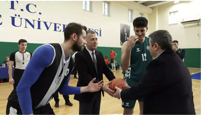 İki üniversitenin rektörleri dostluk maçında buluştu